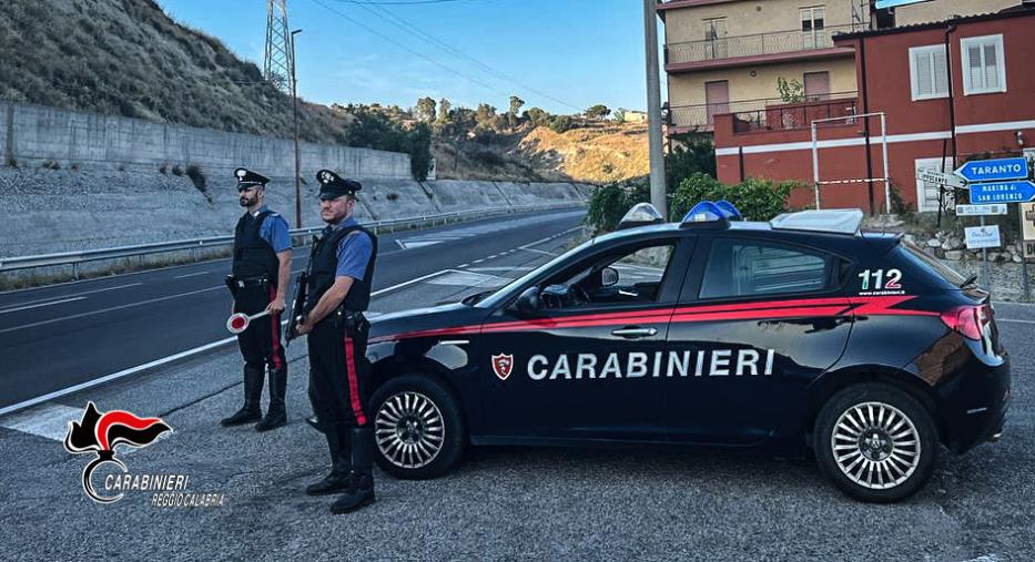images Minacciava di morte i passanti armato di coltello: 37enne arrestato nel Reggino