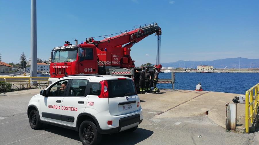 images Cade a bordo della sua auto nelle acque del porto di Reggio: 62enne salvato dalla Guardia Costiera e dalla Polizia