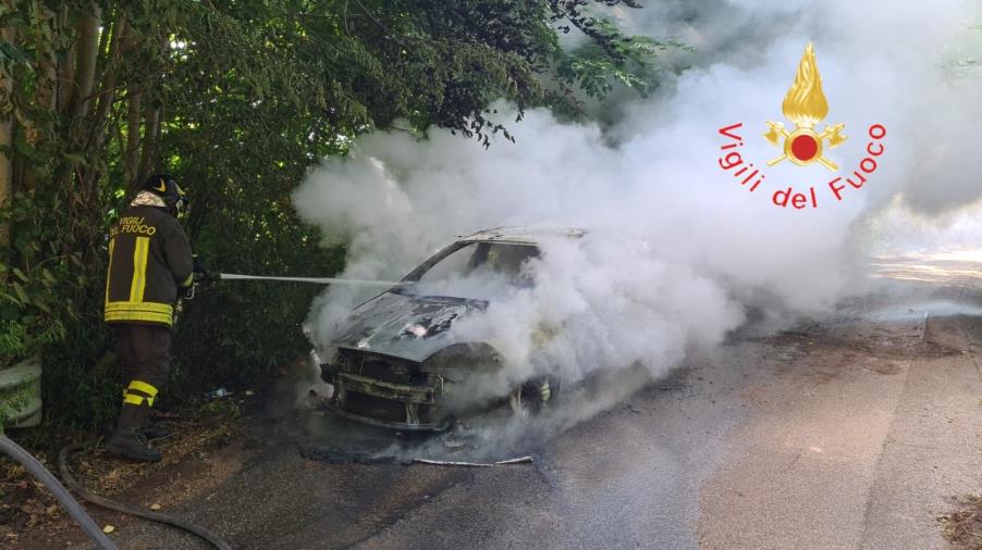 Lamezia Terme, auto va a fuoco mentre cammina: salva una coppia images Lamezia Terme, auto va a fuoco mentre cammina: salva una coppia