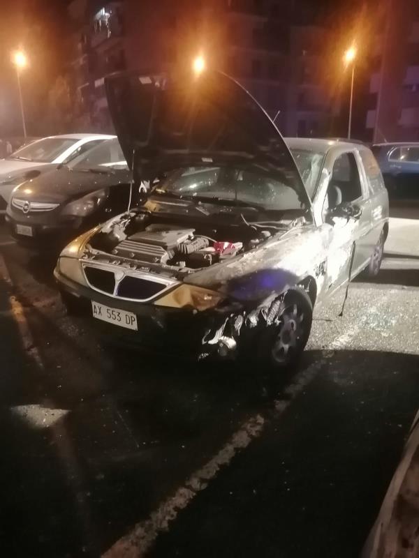 Notte di fuoco a Catanzaro, 4 auto in fiamme in via Massara images Notte di fuoco a Catanzaro, 4 auto in fiamme in via Massara