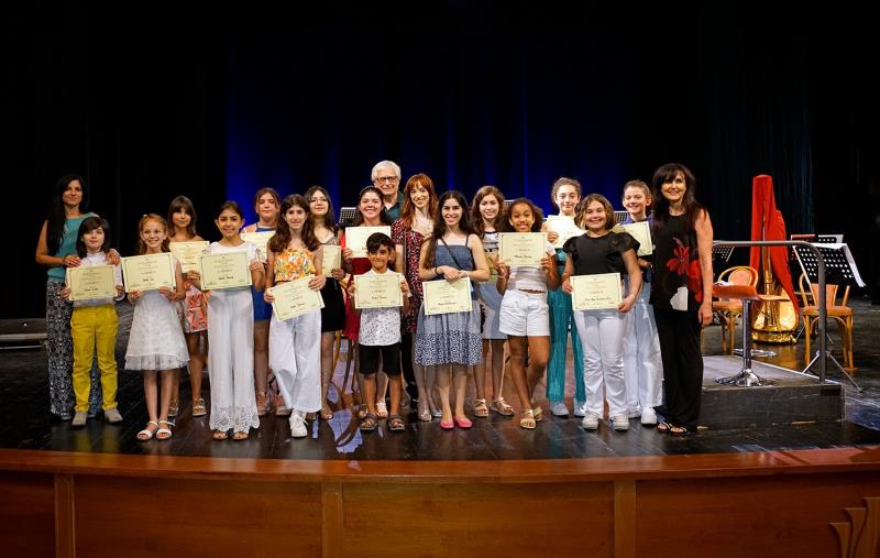 Catanzaro, consegnati al teatro Politeama gli attestati ai piccoli componenti del Coro di voci bianche images Catanzaro, consegnati al teatro Politeama gli attestati ai piccoli componenti del Coro di voci bianche