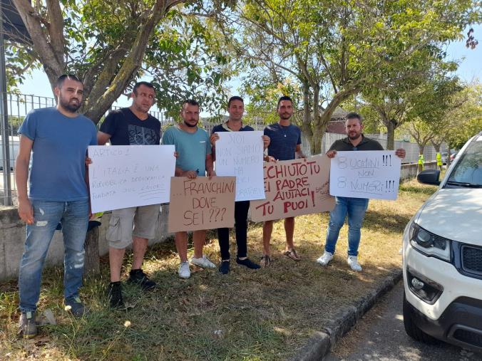 Lamezia Terme, in scena la protesta dei lavoratori stagionali Sacal: "Non possiamo restare a casa" images Lamezia Terme, in scena la protesta dei lavoratori stagionali Sacal: "Non possiamo restare a casa"