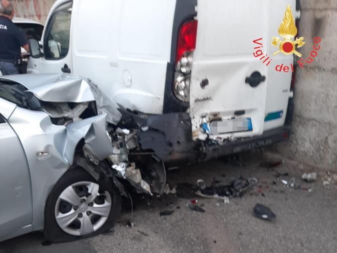 images Catanzaro, perde il controllo dell'auto, danneggia vetture in sosta e finisce la sua corsa contro un autofurgone 
