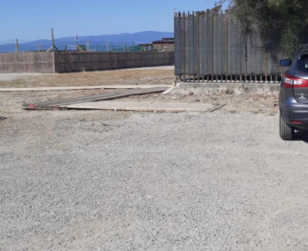 images Catanzaro, spiaggia "vietata" ai disabili: auto in sosta davanti alle passerelle 