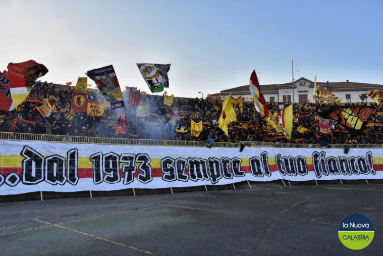 images Us Catanzaro 1929, rallenta il calciomercato alla vigilia del raduno estivo. Campagna abbonamenti: vendute 626 tessere