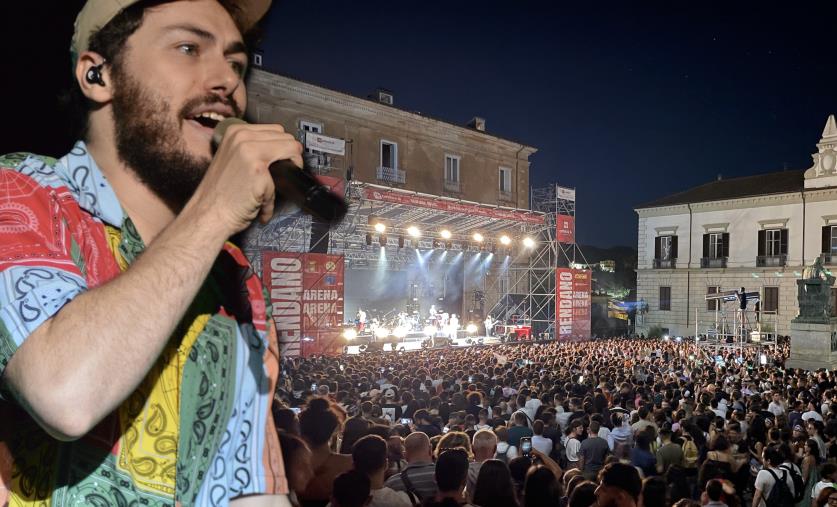 images Cosenza, in migliaia a cantare con i Pinguini Tattici Nucleari (SERVIZIO)