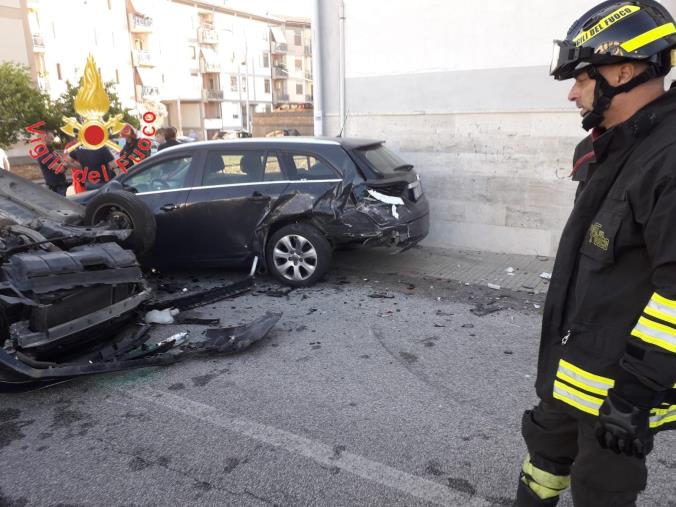 Catanzaro, perde il controllo dell'auto: si ribalta a bordo strada e finisce contro 2  vetture in sosta  images Catanzaro, perde il controllo dell'auto: si ribalta a bordo strada e finisce contro 2  vetture in sosta
