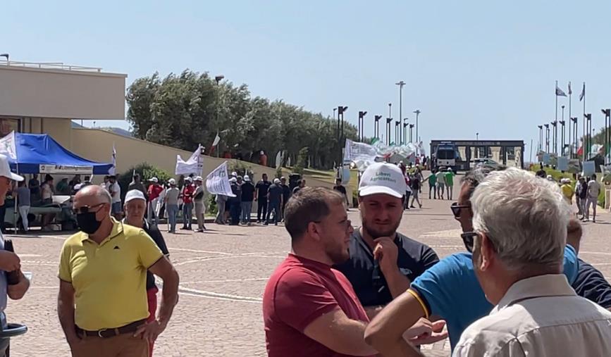 images Catanzaro, il Settore agricolo e forestale "assedia" la Cittadella: "Vogliamo risposte immediate"  (VIDEO)
