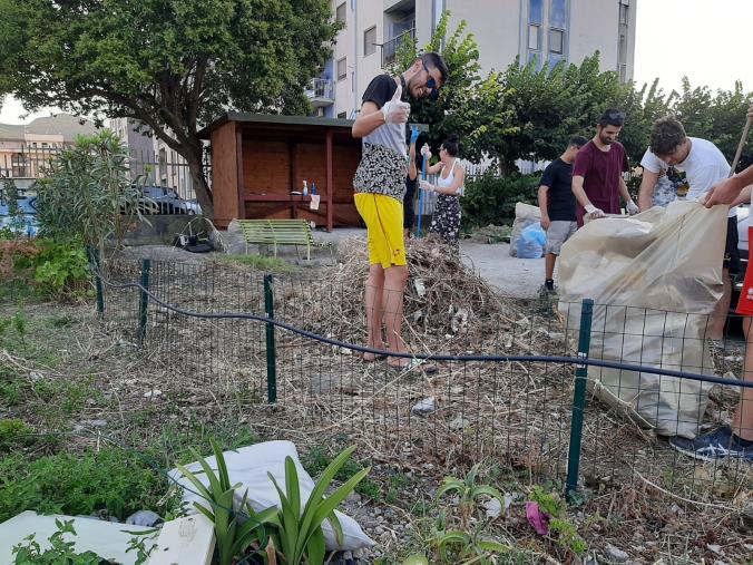 A Catanzaro in via dei Conti Falluc i ragazzi puliscono l'area, Costantino: "Dimostrano amore per la propria città" images A Catanzaro in via dei Conti Falluc i ragazzi puliscono l'area, Costantino: "Dimostrano amore per la propria città"