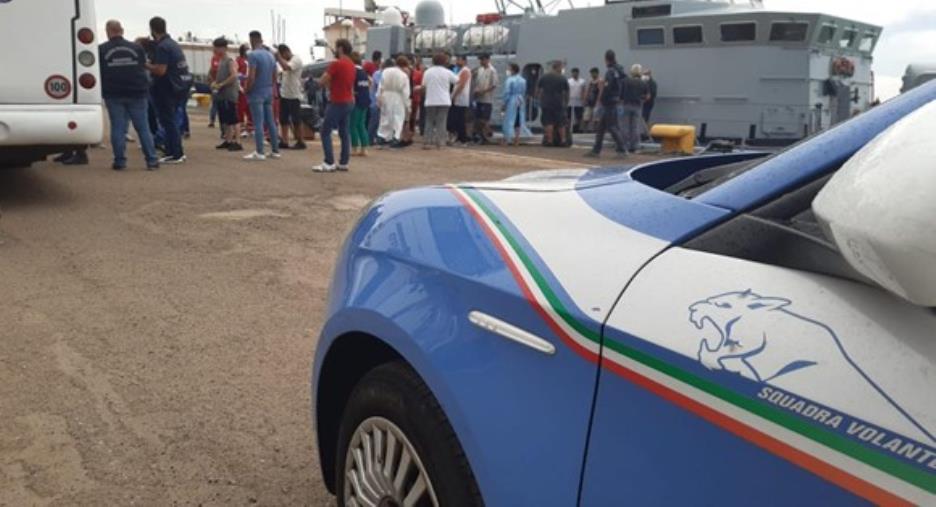 Crotone, sbarco di migranti del 27 luglio: in carcere 4 scafisti images Crotone, sbarco di migranti del 27 luglio: in carcere 4 scafisti