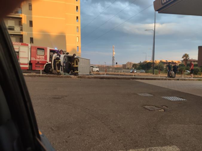 Catanzaro, furgone si ribalta dopo essere uscito fuori strada images Catanzaro, furgone si ribalta dopo essere uscito fuori strada