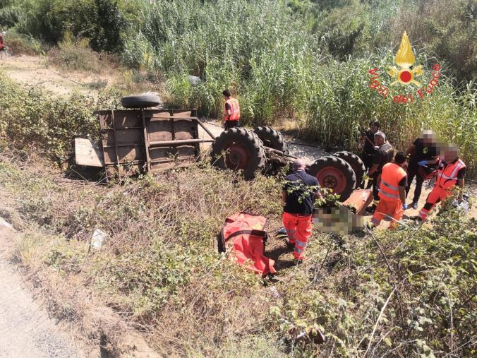 images Tragedia a Cittanova, giovane muore ribaltandosi con il trattore