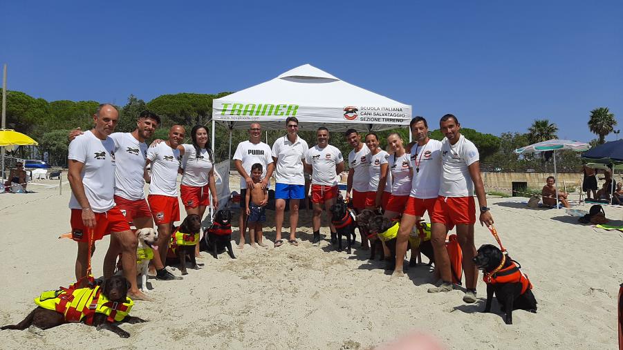 images Cropani, la Scuola Italiana Cani Salvataggio conquista i bagnanti con i suoi eroi a quattro zampe