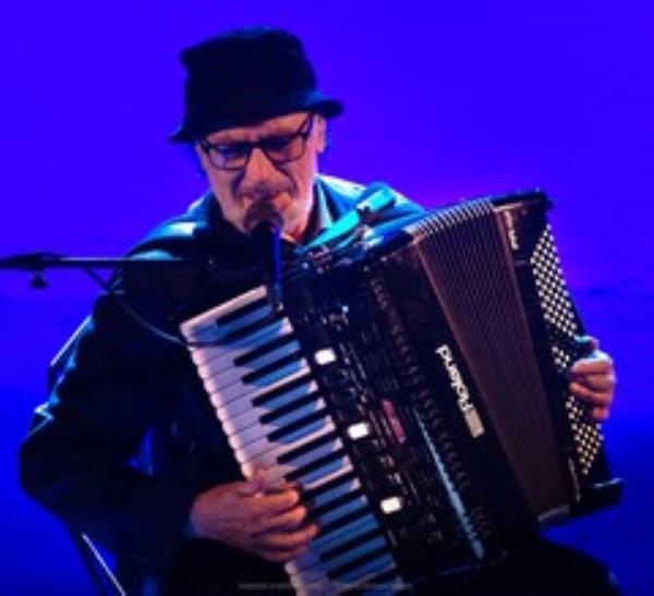 Armonie d'Arte, Eduardo De Crescenzo con “Avvenne a Napoli”: raffinato e poetico il concerto al porto di Tropea images Armonie d'Arte, Eduardo De Crescenzo con “Avvenne a Napoli”: raffinato e poetico il concerto al porto di Tropea