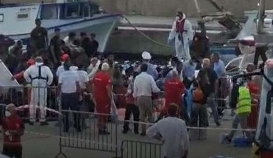 images Sbarco migranti a Catanzaro Lido: in un'attività commerciale parte la raccolta di indumenti
