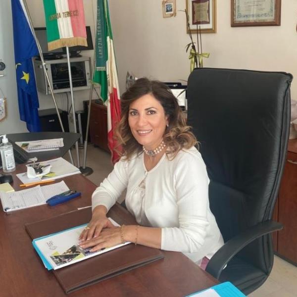 Scuola, la ds Susanna Mustari abbraccia e ringrazia la comunità di Taverna: "È per i nostri ragazzi e ragazze che si affrontano le sfide" images Scuola, la ds Susanna Mustari abbraccia e ringrazia la comunità di Taverna: "È per i nostri ragazzi e ragazze che si affrontano le sfide"