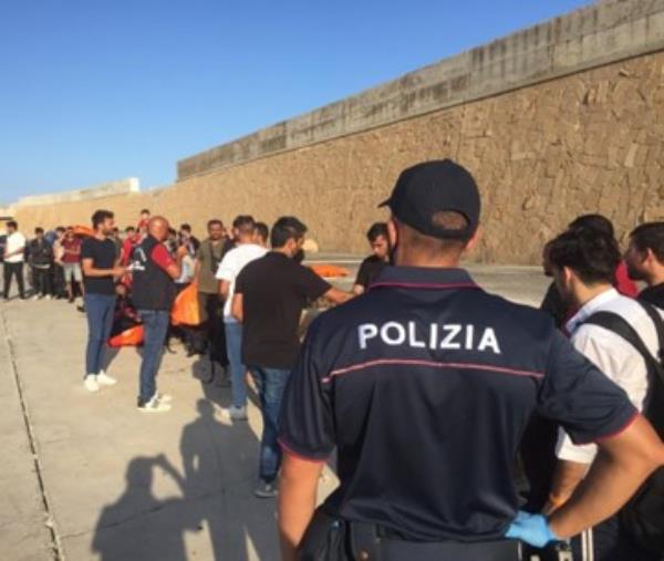 Crotone, sbarcano in Italia nonostante l'ordine di espulsione: arrestati due egiziani images Crotone, sbarcano in Italia nonostante l'ordine di espulsione: arrestati due egiziani