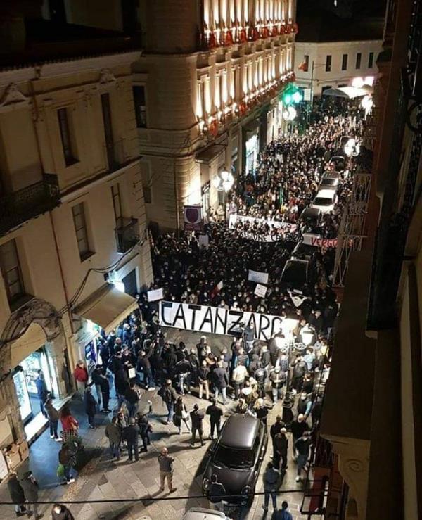 images Corteo No Vax "Nè destra nè sinistra-giustizia sociale, avanti Catanzaro": 54 indagati (I NOMI)
