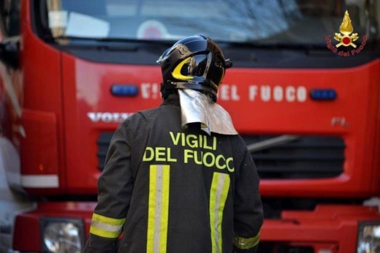images Maltempo, a Lamezia il vento stacca alcuni pannelli fotovoltaici dal tetto di un palazzo