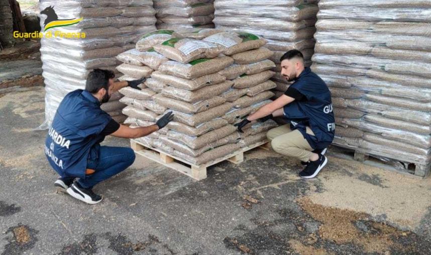 Crotone, sequestrate oltre 75 tonnellate di pellet contraffatto: 2 indagati images Crotone, sequestrate oltre 75 tonnellate di pellet contraffatto: 2 indagati