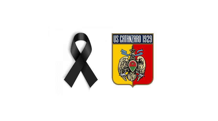 images Tragedia rogo Catanzaro, giallorossi in campo con il lutto al braccio e minuto di silenzio