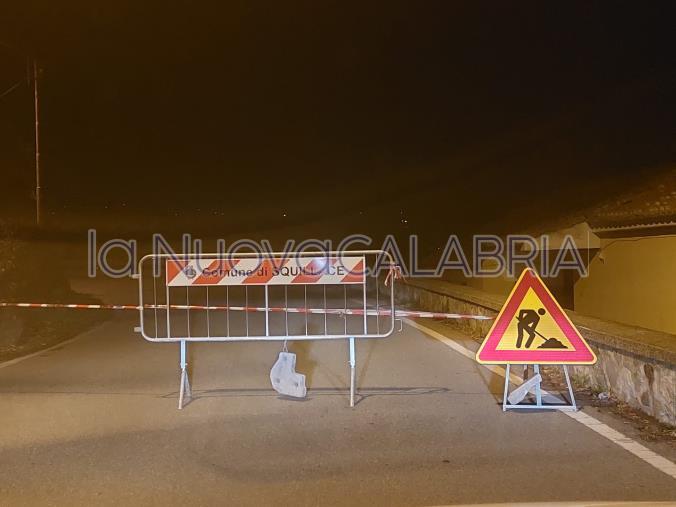 images Squillace, caduta massi dal costone sotto il castello: i vigili del fuoco chiudono la strada