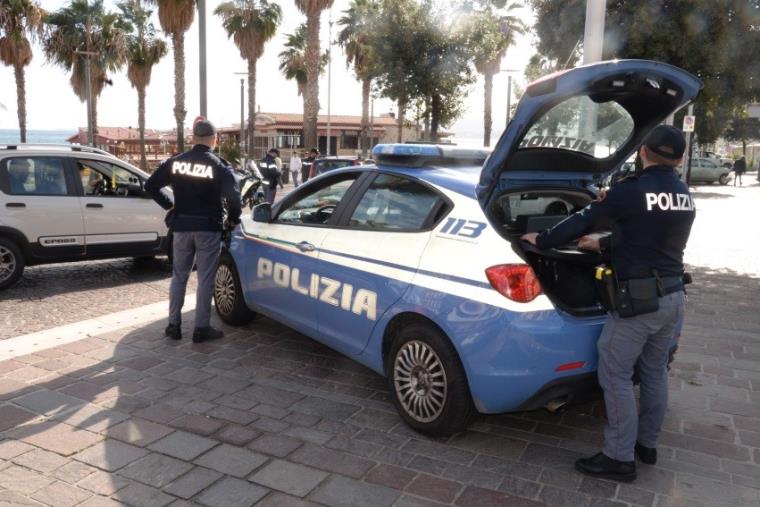 Controlli serrati della Polizia nel Cosentino: 3 arresti e 10 denunce
images Controlli serrati della Polizia nel Cosentino: 3 arresti e 10 denunce