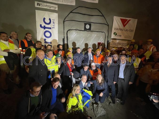 Metropolitana Catanzaro, Occhiuto: "Inaugurazione a dicembre del 2023" (VIDEO) images Metropolitana Catanzaro, Occhiuto: "Inaugurazione a dicembre del 2023" (VIDEO)