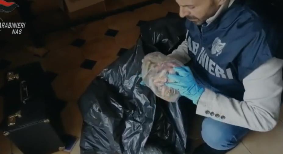 images Muffa e sporcizia in depositi e laboratori, sequestrati nel Reggino 700 chili di carne e salumi