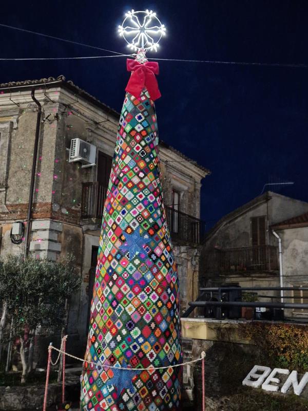 Il simbolo di Natale ad Olivadi è l'albero fatto all'uncinetto  images Il simbolo di Natale ad Olivadi è l'albero fatto all'uncinetto
