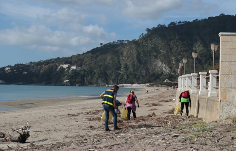 images San Pietro Lametino, volontari in azione per ripulire la spiaggia  