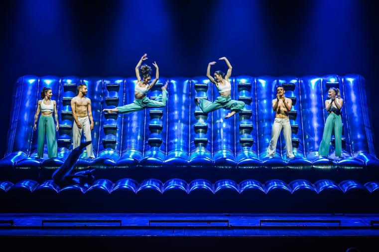 images Ama Calabria, la danza e la fantasia di ‘Blu Infinito’ entusiasmano il Rendano di Cosenza