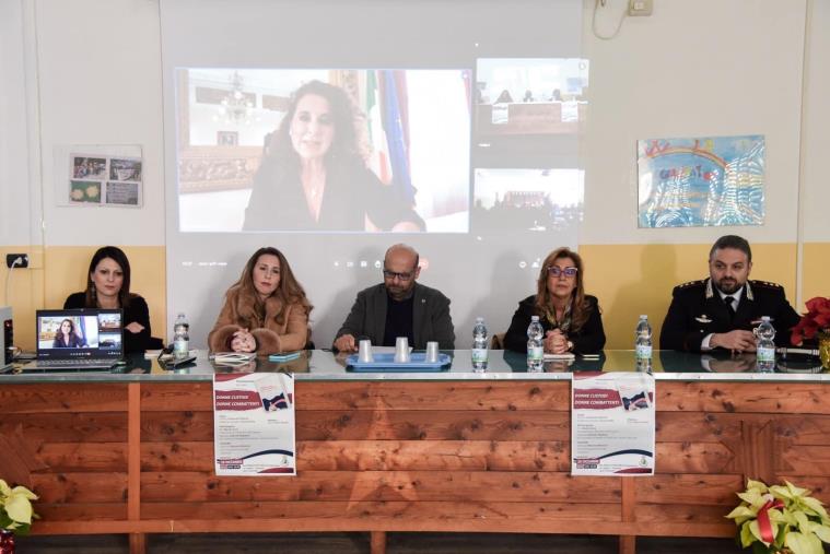 images Presentato a Carlopoli “Donne custodi, donne combattenti”, il libro del procuratore Manzini