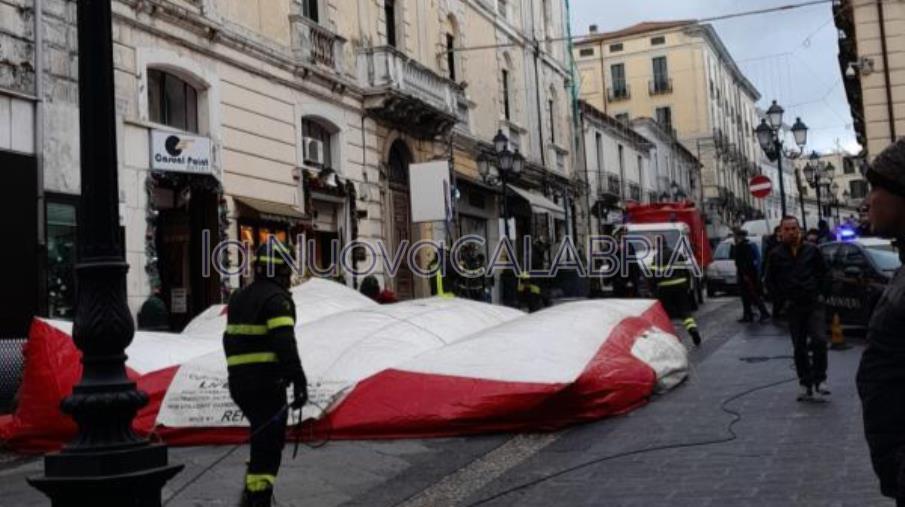 Catanzaro, salvato l'uomo che minacciava il suicidio sul Corso (VIDEO) images Catanzaro, salvato l'uomo che minacciava il suicidio sul Corso (VIDEO)