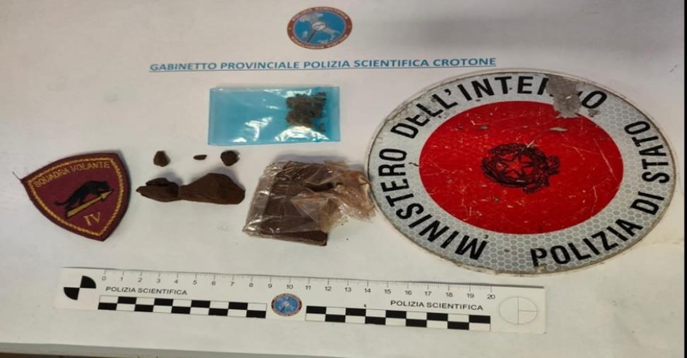 Crotone, trovati con droga: 2 giovani arrestati images Crotone, trovati con droga: 2 giovani arrestati