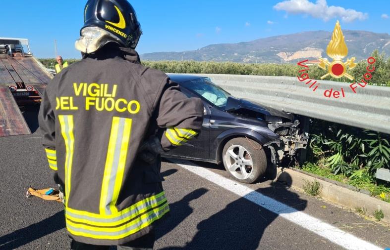 images Perde il controllo dell'auto e finisce contro il guardrail sul tratto lametino dell'A2 