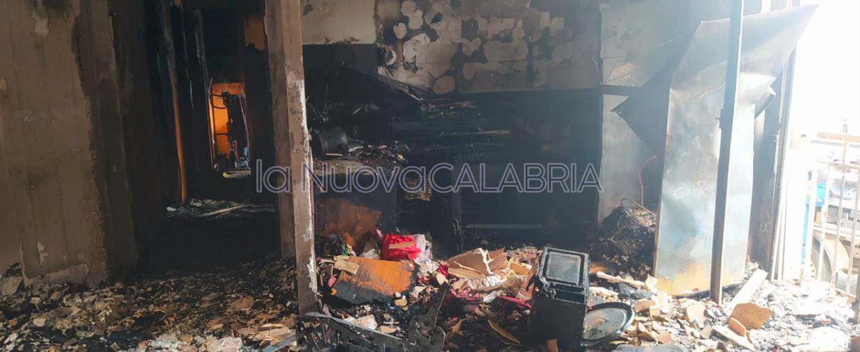 Sfiorata la tragedia a Olivadi: in fiamme una palazzina (LE FOTO) images Sfiorata la tragedia a Olivadi: in fiamme una palazzina (LE FOTO)