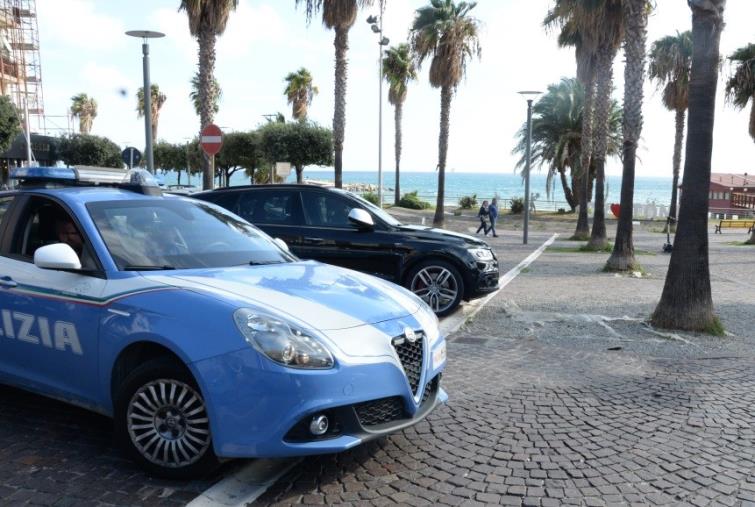 images Crotone, movida "assordante": la Polizia interviene e sequestra le apparecchiature
