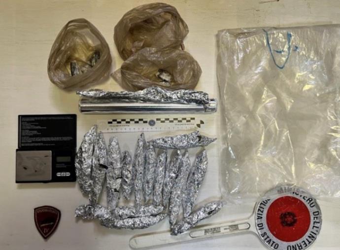 images Crotone, movimenti sospetti nei pressi di una casa: droga sequestrata e 2 arresti