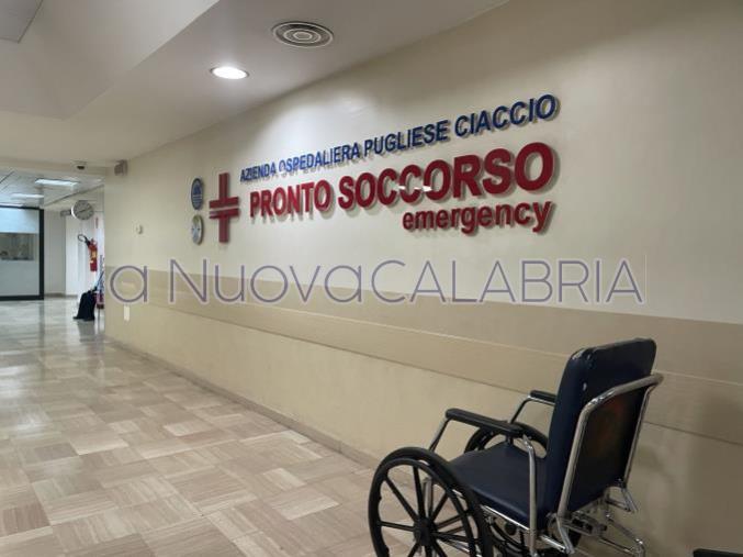 Catanzaro, pazienti 'poggiati' da giorni: nuova emergenza al pronto soccorso e sospesi i ricoveri programmati 