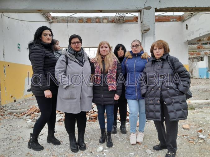 Catanzaro, il grido di aiuto delle mamme del quartiere Aranceto: "I nostri bimbi hanno il diritto di studiare" images Catanzaro, il grido di aiuto delle mamme del quartiere Aranceto: "I nostri bimbi hanno il diritto di studiare"