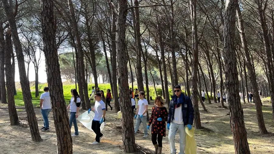 images Con "Boschi Puliti" e l’istituto 'Petrucci Ferraris Maresca' a lezione di ecologia nella pineta di Giovino