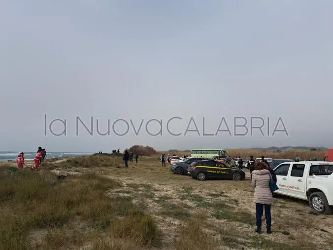 images Tragedia migranti: la testimonianza di un medico: "Provato a rianimare un bimbo di 7 anni ma era morto"