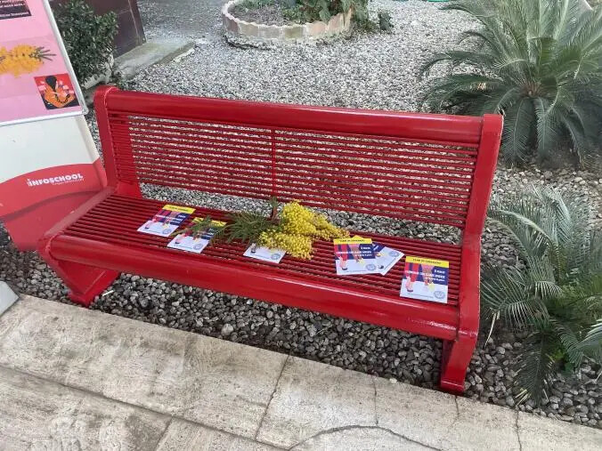 Soverato, anche l'ITE 'Calabretta' ha la sua panchina rossa images Soverato, anche l'ITE 'Calabretta' ha la sua panchina rossa