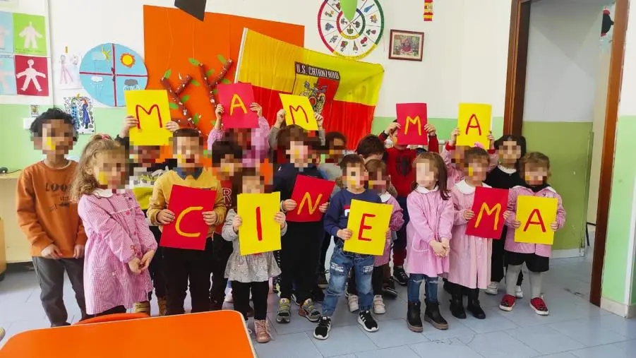 images Festa giallorossa anche all'asilo ' Pepe': striscioni, cori e bandiere dei piccolissimi per il Catanzaro