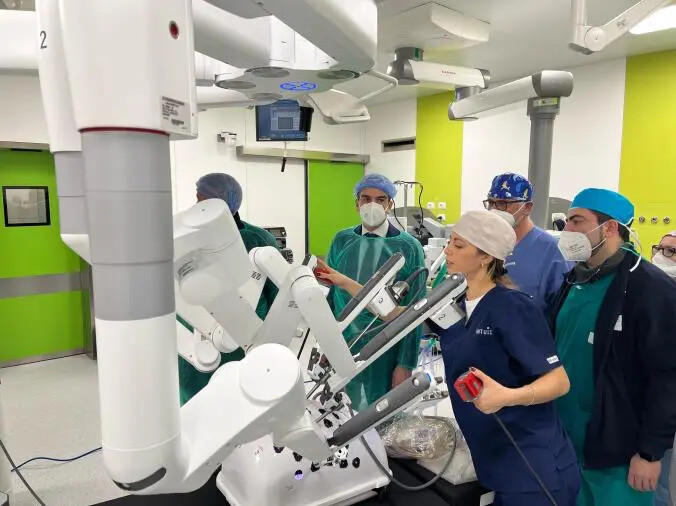images A Cosenza arriva il robot Da Vinci, Occhiuto: "Primo risultato dell’istituzione di Medicina all’Unical"