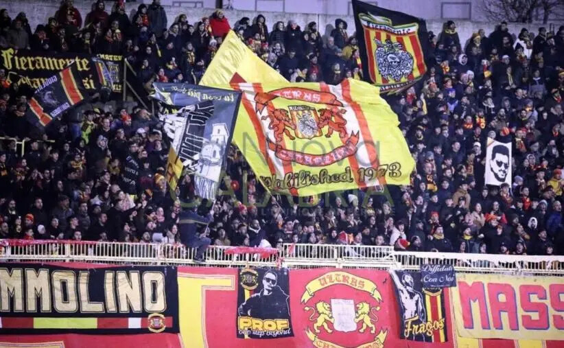 images “Cori razzisti contro un giocatore del Giugliano”, solo un avvertimento dal giudice per i tifosi giallorossi