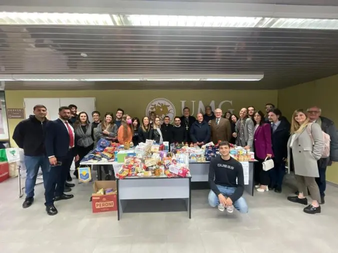 images "Aggiungi un pasto a tavola", successo per la I edizione della raccolta alimentare UMG