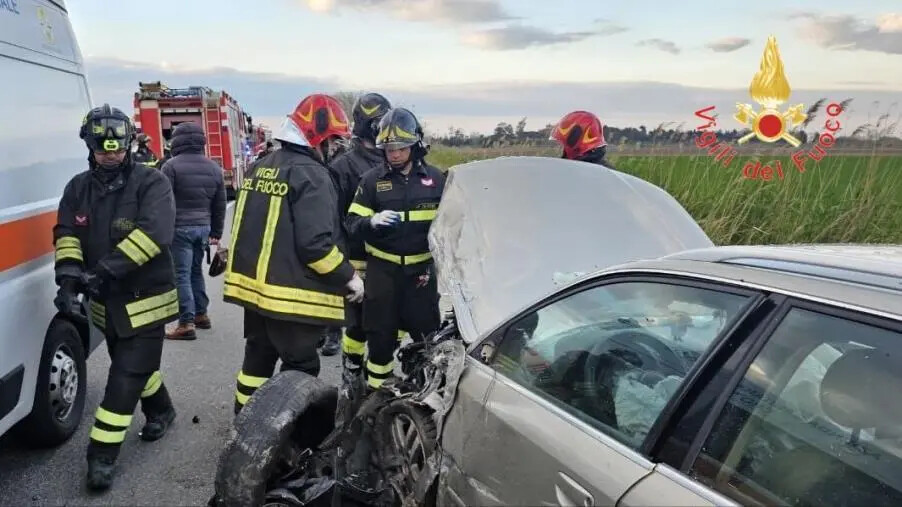 images Scontro frontale sulla SS106 a Strongoli, 3 feriti