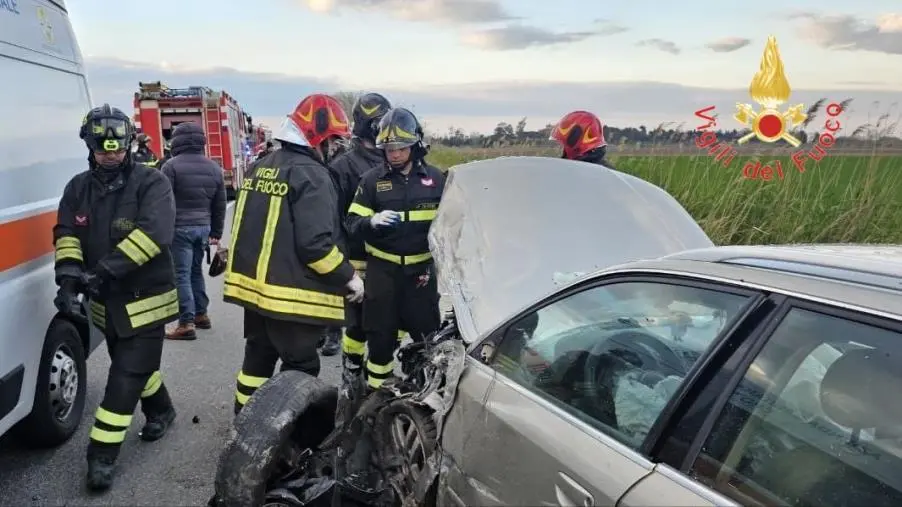 images Scontro frontale sulla SS106 a Strongoli, 3 feriti